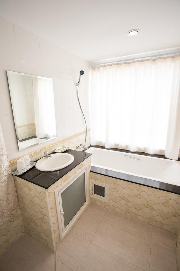 White House Hotel Tak Bagian luar foto